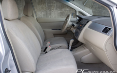 ծa Nissan Versa DƬ D 