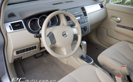 ծa Nissan Versa DƬ D 