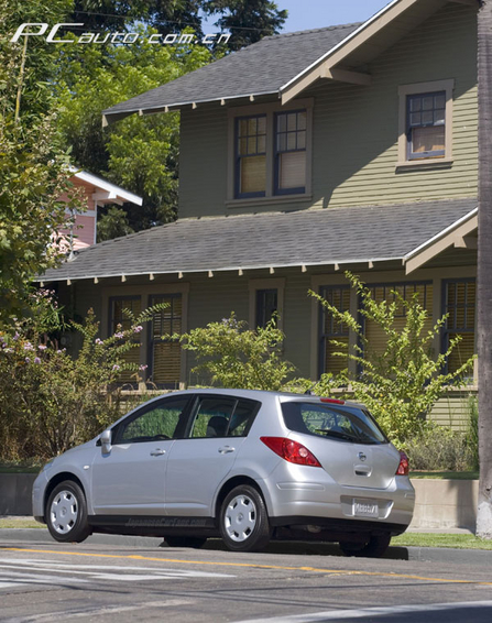 ծa Nissan Versa DƬ D 