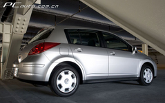 ծa Nissan Versa DƬ D 